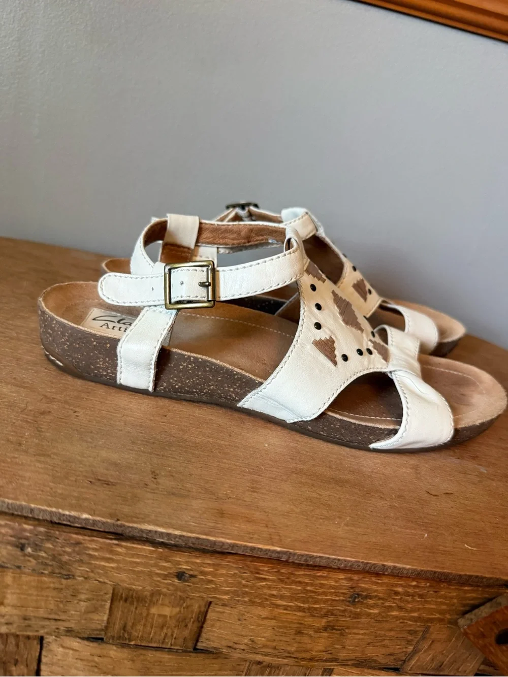 Clarks Artisan white leather strappy geometric Southwestern-style sandals 8